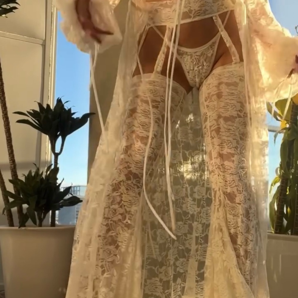 Elegant Cream Lace Pants - Picture 4 of 4